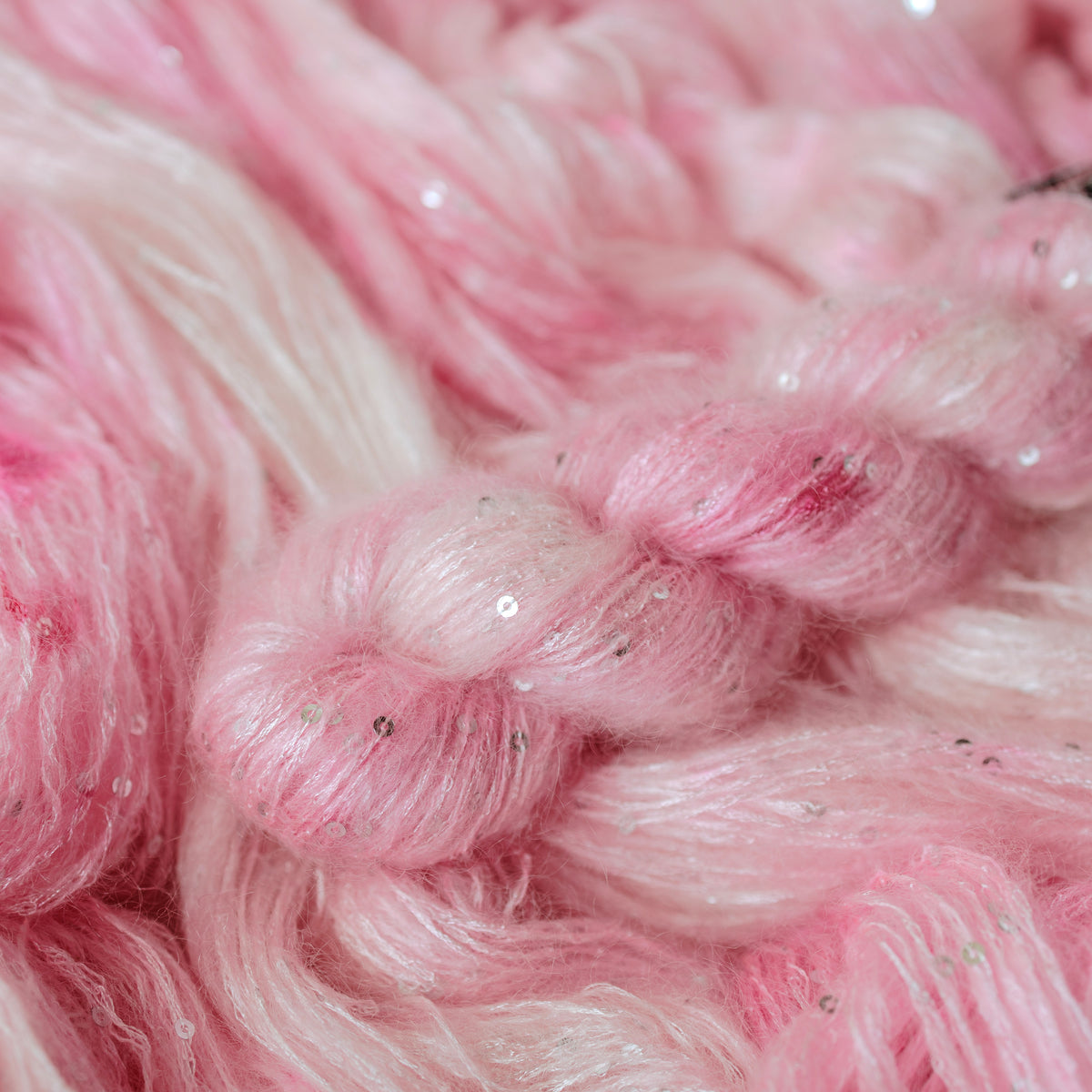 Écheveau Prisma Intuition Rose d'Arles, kid mohair et sequins teint à la main, nuances de rose – vue 2