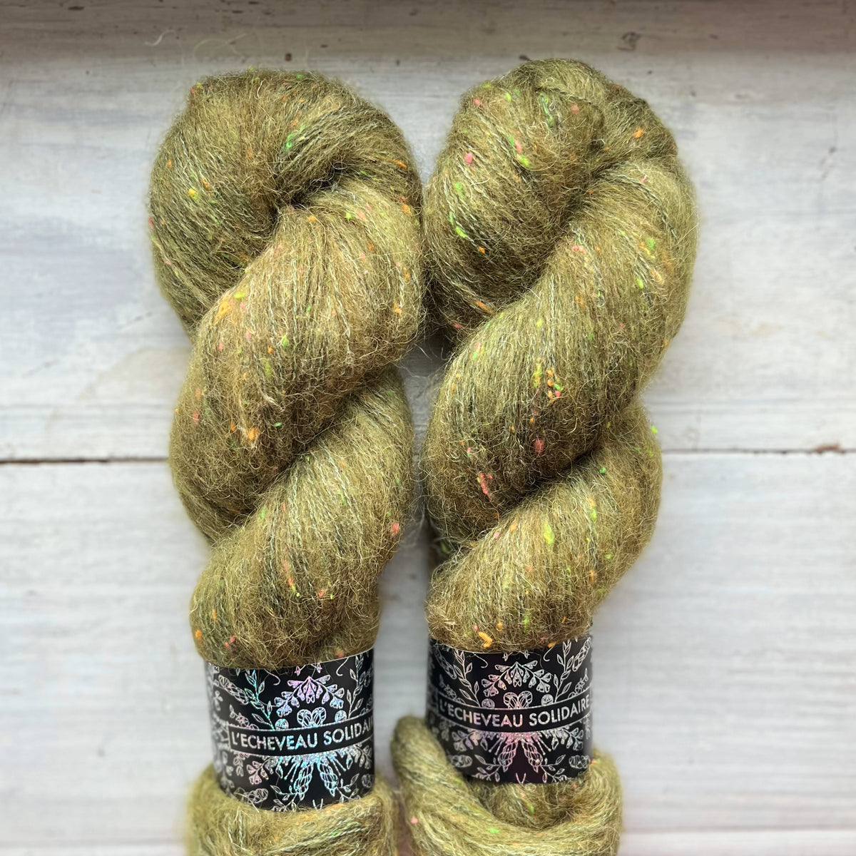 Écheveau Constellation Fluffy Récolter ce que l'on s'Aime, mérinos, alpaga et neps néon teint à la main, vert