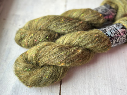 Écheveau Constellation Fluffy Récolter ce que l'on s'Aime, mérinos, alpaga et neps néon teint à la main, vert – vue 2