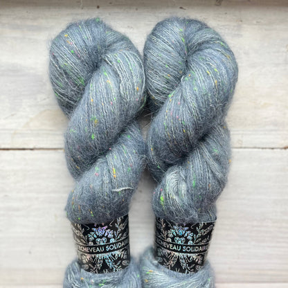 Écheveau Constellation Fluffy Vishuda, mérinos, alpaga et neps néon teint à la main, bleu