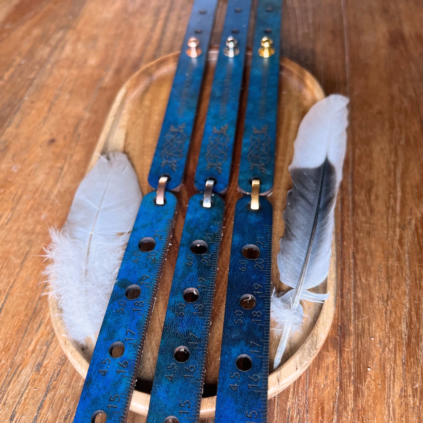 bracelet en cuir - jauge et mètre - coloris bleu nuancé