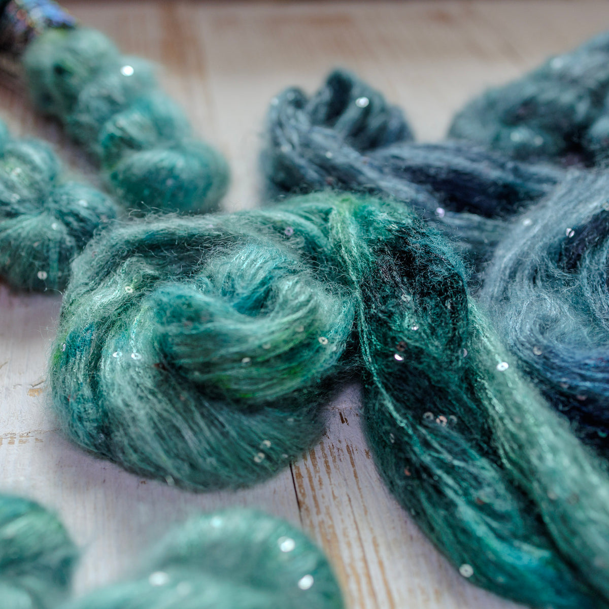 Écheveau Prisma Intuition Feu Follet, kid mohair et sequins teint à la main, nuances de vert
